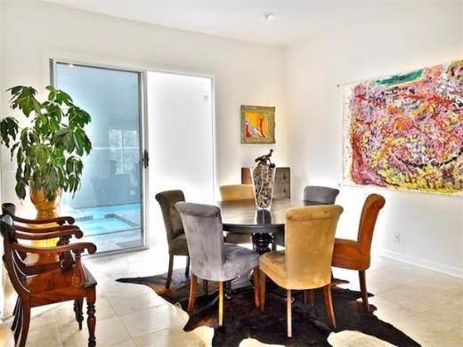 <p>Ellen DeGeneres Ugly Betty karakteri ile tanınan America Ferrera’nın Hollywood’da 1993’de inşa edilen evi bol güneşli bir kahvaltı bölümü, özel yemek odası bulunuyor. Ev, Nisan’da 1.2 milyon dolara satıldı.</p>
