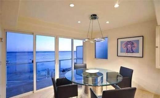 <p>Andie MacDowell Şarkıcı ve söz yazarı Barry Manilow’un Malibu’daki evi 6 milyon dolara satış listesinde. Ev kemerli tavan, kireçtaşı döşeme ve okyanus manzaralı.</p>
