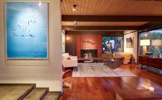 <p>Barry Manilow Çift, ayrılmadan 4 ay önce Los Angeles’dan satın aldıkları evi Mayıs’da 3.5 milyon dolara sattı. 1969’da inşa edilen evde kütüphane, tuzlu su havuzu bulunuyor. Reynolds’un, Los Angeles’daki Fransız stilli kapıları olan ve büyük teraslı bir başka evi ise 2 milyon dolara satılık.</p>
