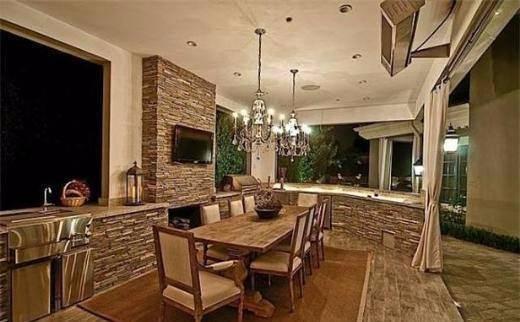 <p>Scarlett Johannson ve Ryan Reynolds İngiliz pop grubu Spice Girls üyelerinden Melanie Brown, Kaliforniya’daki evini Mart ayında 3 milyon dolara sattı. Brown, evin içinin yenilenmesine 1 milyon dolardan fazla harcamıştı.</p>
