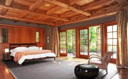 <p>k.d. lang 4 Grammy ödüllü k.d. lang’in Mart ayında 2 milyon dolara sattığı Hollywood’daki evinde taş şömine ve Fransız stili kapılar bulunuyor.</p>
