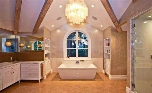 <p>Kara DioGuardi Şarkıcı ve söz yazarı Kara DioGuardi’nin Los Angeles’daki evinde solaryum, sauna ve sanat stüdyosu bulunuyor. DioGuardi evini Ağustos’ta 8 milyon dolara satışa çıkardı.</p>
