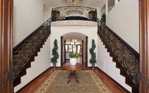 <p>Paula Abdul Pop Star Paula Abdul, Los Angeles’daki Akdeniz stiliyle inşa edilmiş evini 1.8 milyon dolara sattı. Dubleks evin girişinde üst kata çıkmak için birbirine paralel iki merdiven bulunuyor.</p>
