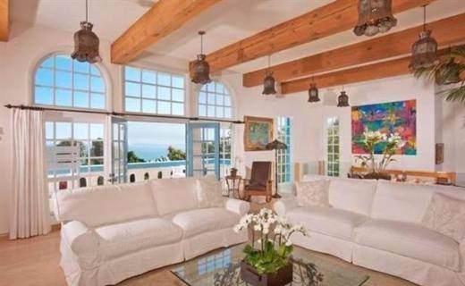 <p>Pierce Brosnan Eski James Bond Pierce Brosnan, Malibu’da 1996’da satın aldığı evini 2.6 milyon dolara sattı. Akdeniz stiliyle yenilenen evde medya odası, oldukça geniş bir salon ve okyanusa bakan büyük pencereler bulunuyor.</p>
