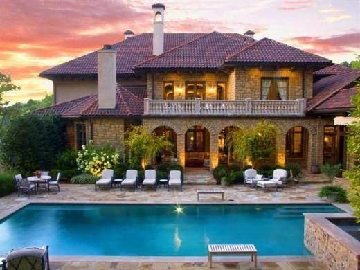 <p>Alan Jackson Country müzik şarkıcısı Alan Jackson’ın Franklin’deki malikanesi 3.75 milyon dolara satış listesinde. Tuscan stilli villada, sinem, oyun odası ve tuzlu su havuzu bulunuyor.</p>
