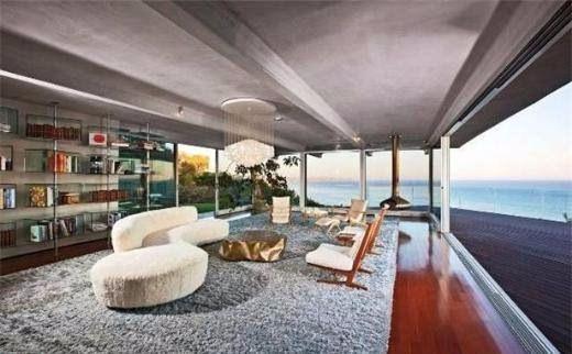 <p>Brad Pitt Aktör Brad Pitt, Malibu’da 1962’de inşa edilen bambu döşemeli ve okyanus manzaralı evini 12 milyon dolara talk show sunucusu Ellen DeGeneres’e sattı.</p>
