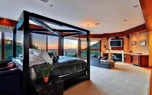 <p>Ryan Philip Aktör Ryan Philip’in Los Angeles’ın yüksek kesimlerindeki evi şehre farklı açılardan bakış açısı sağlıyor. Zen stili bulunan evde medya odası, sanat stüdyosu, spor salonu var. Satış listesindeki evin fiyatı yakın zamanda 7.45 milyon dolardan 7 milyon dolara indi.</p>
