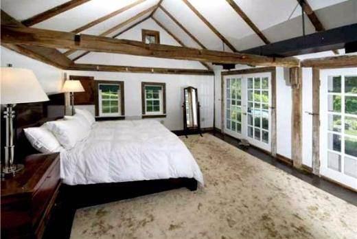 <p>Renee Zellweger Bridget Jones’s Diary filminin yıldızı Renee Zellweger, yenilemek için yıllarını verdiği evini yakın zamanda 1.5 milyon dolara satışa çıkardı. Evde çiftlik ambarı da bulunuyor.</p>
