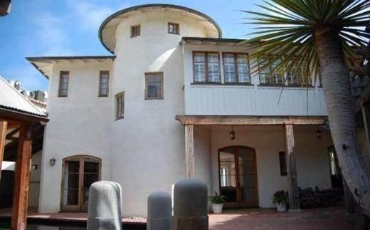 <p>David Spade Aktör ve komedyen David Spade, Malibu’da okyanus kenarındaki evinde 4 adet şömine ve özel veranda bulunuyor. Rules of Engagement dizisinin yıldızı evini 13.5 milyon dolara satışa çıkardı.</p>
