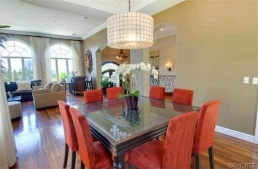 <p>Wayne Brady Komedi programı Whose Line Is It Anyway?’in sunucusu Wayne Brady, Kaliforniya’daki evini 2.1 milyon dolara satışa çıkardı. Ev, lüks ışıklandırmalar, yüksek tavan ve pervazıyla dikkat çekiyor.</p>
