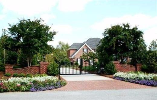 <p>Chris Daughtry Amarican Idol yarışmasının finalisti, rock yıldızı Chris Daughtry, Tennessee’deki göl manzaralı evinde medya odası ve tuzlu su havuzu bulunuyor. Daughtry’nin evi 600 bin dolara satış listesinde.</p>
