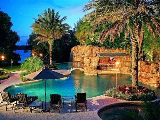 <p>Joey Fatone Amerikan pop müzik grubu 'N Sync’nin eski üyesi Joey Fatone’nun, 2011’de 3.3 milyon dolara sattığı Orlando’daki rezidansı jakuzi spa, Avrupa stili sauna ve mozaik duvarlı bir buhar odası bulunuyor.</p>
