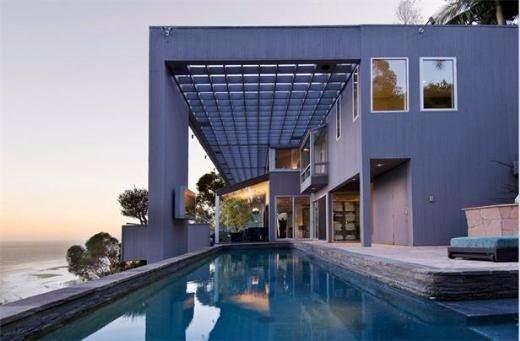 <p>Matthew Perry 57-Friends dizisinin yıldızı Matthew Perry, Hollywood’daki evini 2011 Eylül’de 2.85 milyon dolara sattıktan sonra Malibu’daki okyanus manzaralı rezidansını da 13.5 milyon dolara satışa çıkardı. Perry’nin Hollywood’da sattığı evin önceki sahibi ise ünlü İngiliz şarkıcı Elton John’du.</p>
