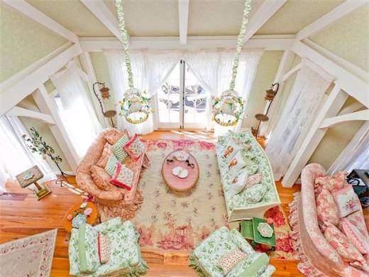 <p>Kirstie Alley Aktris Kirstie Alley, Maine eyaletindeki sıcak görünümlü, süslü ve feminen bir stille dekore edilmiş evini 1.75 milyon dolara satışa çıkardı.</p>
