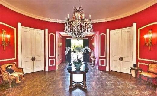 <p>Zsa Zsa Gabor Macaristan asıllı aktris Zsa Zsa Gabor ve kocası Frederic Prinz von Anhalt Los Angeles’taki malikanelerini 15 milyon dolara satışa çıkardı. 1955 yılında inşa edilen evde 1960’lı yıllarda Elvis Presley de ikamet etmiş.</p>
