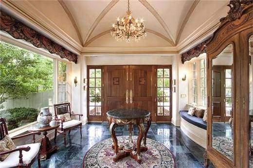 <p>Taylor Swift Country müzik yıldızı Taylor Swift’in Nashville’deki rezidansı tarihi Whitland bölgesinde. Zarif mimari detaylarla donatılmış ev 2011’de 1.35 milyon dolara satıldı.</p>
