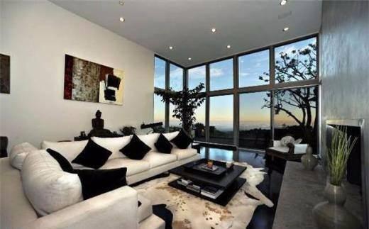 <p>Nick Lachey 98 Degrees grubunun eski üyesi Nick Lachey’un 2011 Eylül ayında sattığı Los Angeles’daki evinde medya odası ve yüzme havuzu yüzme havuzu bulunuyor. Lachey evini 5.5 milyon dolara sattı.</p>
