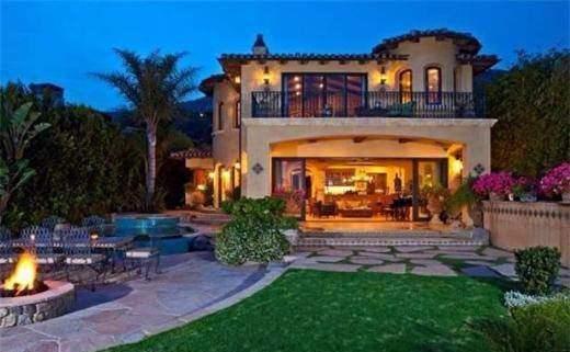 <p>Brad Garrett Everybody Loves Raymond dizisi aktörü Brad Garrett’in artık yaşamaktan vazgeçtiği Malibu’daki İspanyol stilli büyük camdan kapıları olan evi 11 milyon dolara satılık listesinde. Evin listeye ilk giriş fiyatı ise 14 milyon dolar.</p>
