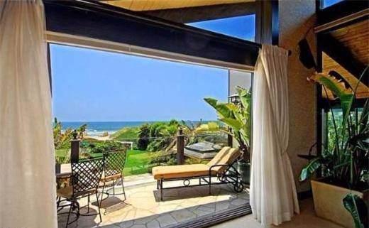 <p>Goldie Hawn Aktris Goldie Hawn ve aktör Kurt Russell’ın birlikte satın aldıkları Malibu’daki evleri 11 milyon dolara satış listesinde. 2005’de tamamen yeniledikleri evde okyanus manzaralı veranda da bulunuyor.</p>
