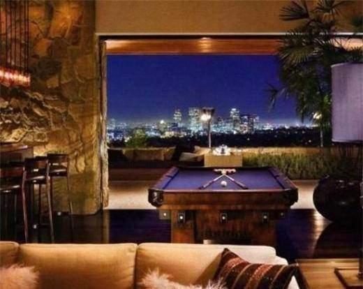 <p>Jennifer Aniston Friends dizisiyle dünya çapında ünlenen Jennifer Aniston’ın 2010 Mart ayında yaklaşık 37 milyon dolara sattığı evi taş,cam ve ahşaptan yapılma. Şehir manzaralı evin dış kısmı ise geniş bahçeler ve durgun sular ile çevrili.</p>
