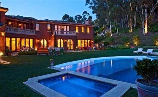 <p>Brooke Burke Dancing with the Stars programının sunucularından Brooke Burke, malikanelerini 12.5 milyon dolara satışa çıkardı.</p>
