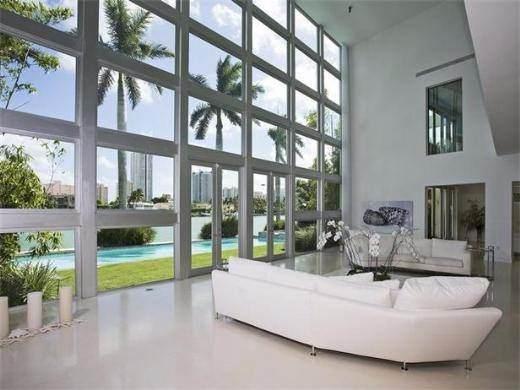 <p>Lil Wayne Rap şarkıcısı Lil Wayne’in Miami sahillerindeki malikanesi çelik ve camdan yapılma modern duvarlarla örülü. Wayne’in malikanesi 14 milyon dolara satışta.</p>
