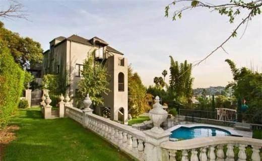 <p>Kate Perry Şarkıcı Kate Perry’nin 2011 Temmuz’da 3 milyon dolara satılan evi, kendisine eski sevgilisi Russell Brand tarafından yılbaşında hediye edilmişti. Evde Roman stili ile yapılmış bir havuz bulunuyor.</p>
