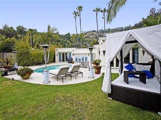 <p>Penelope Cruz İspanyol aktris Penelope Cruz’un Hollywood tepelerindeki evi 2011 Aralık’ta 2.8milyon dolara satıldı. Evde bambu döşemeler ve Fransız stili kapılar bulunuyor.</p>
