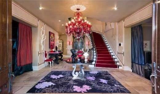 <p>Christina Aguilera Şarkıcı Christina Aguilera’nın Beverly Hills’de bulunan ve 13.5 milyon dolara satışta olan malikanesi güzellik salonu, hediye paketleme alanı, kayıt stüdyosu içeriyor.</p>
