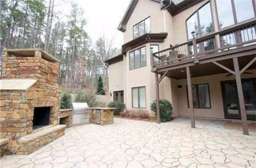 <p>Clay Aiken Amerikan Idol yarışmasında ikinci olan Clay Aiken’in Kuzey Karolina’daki evi 6 dönüm arazi üzerine kurulu. İçinde süs havuzu, şömineli ve taştan yapılmış veranda bulunuyor. Şarkıcının evi 2.5 milyon dolara satılık.</p>
