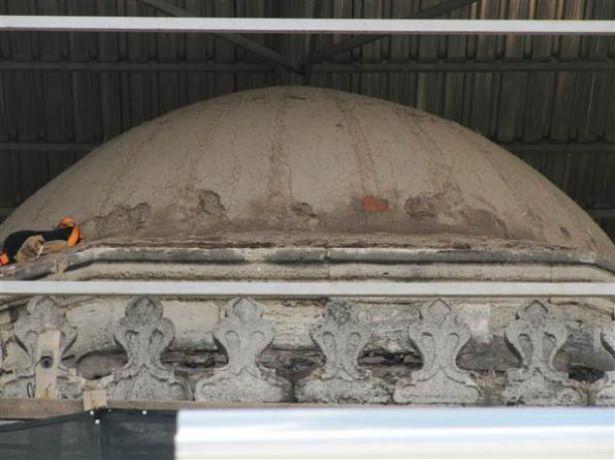 <p>Beyazıt Meydanı’nın simgelerinden biri olan merdivenler geçici olarak söküldü. Öte yandan, Meydan’da bulunan tarihi Beyazıt Külliyesi ve Beyaz Camii’nde de restorasyon çalışmaları başladı.</p>