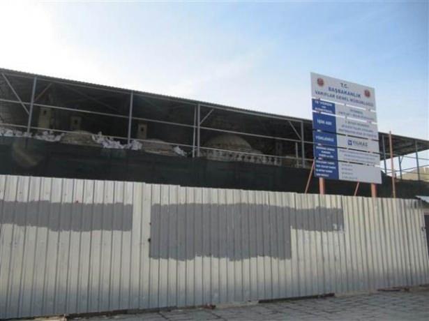 <p>Beyazıt Meydanı’ndaki çalışmalar da hız kazandı. Elektrik İdaresi’nden İstanbul Üniversitesi ana kapısına kadar olan bölüm tahta ve saç levhalarla kapatıldı.</p>