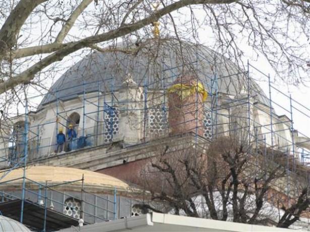 <p>Öte yandan, Haliç kıyısında, Unkapanı Köprüsü ile Metro Köprüsü arasındaki yeşil alana, 1956 yılında Eminönü-Unkapanı yolu genişletilirken yıkılan Mimar Sinan’ın Süleyman Subaşı Camisi de yeniden yapılacak.</p>
