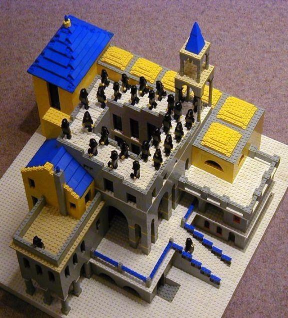 <p><strong>İmkansız objeler olarak da adlandırılan 3 boyutlu optik yanılgılar, kimi zaman Lego ile de yapılabiliyor.</strong></p>