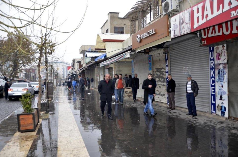 <p>Giriş ve çıkışların kontrollü sağlandığı ilçede vatandaşların can ve mal güvenliğini koruyan güvenlik güçleri de nöbetini sürdürüyor.</p>
<p> </p>