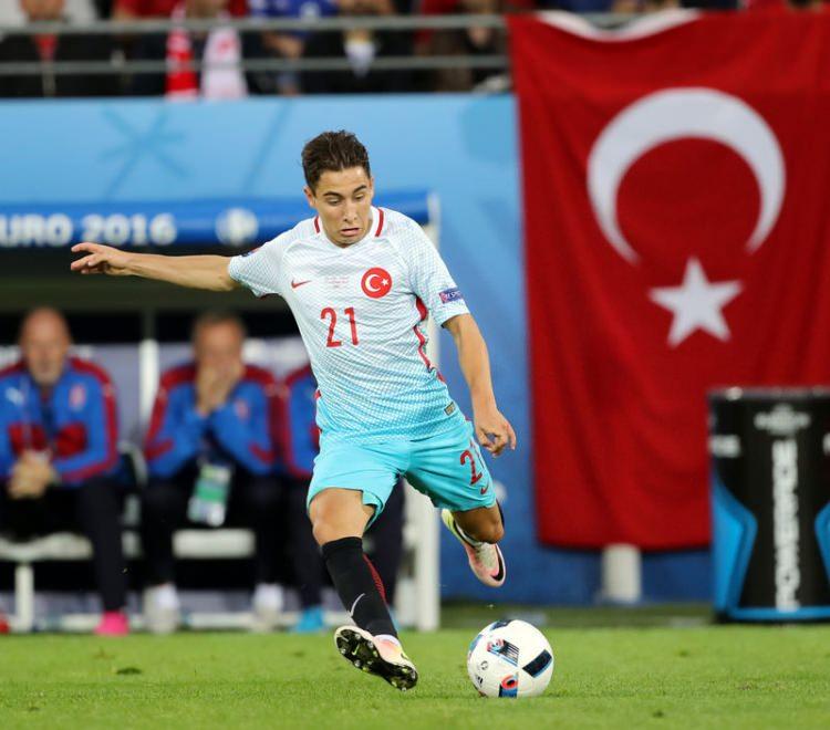 <p>Emre Mor'un Avrupa Futbol Şampiyonası'nın en genç asist yapan oyuncularından biri olduğunu da belirten gazete, Borussia Dortmund'a transfer olan genç futbolcunun, geleceğin en büyük yıldızlarından biri olmaya aday olduğunu yazdı.</p>