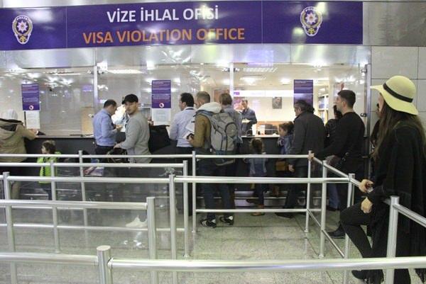 <p>Yılbaşı tatili için ülkesine giden futbolcu, pasaport işlemlerini yaptırmak için sıraya girdi. </p>
<p> </p>