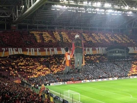 <p>Galatasaray taraftarları, Lazio maçı öncesi görsel şova imza attı. Sarı-kırmızılı taraftarlar, "TAM ZAMANI 7'den 70'e TEK BİLEK TEK YÜREK" yazan bir koreografi yaptı.</p>
