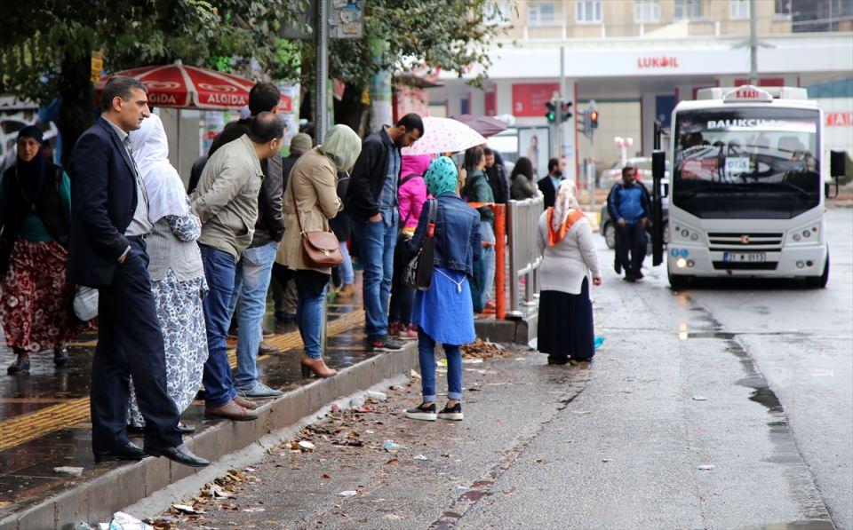 <p>Bazı vatandaşlar otobüslerin çalışmaması nedeniyle okula, iş yerine, hastanedeki randevusuna geç kalırken, bazıları ise çareyi minibüs ile özel halk otobüslerine binmekte buldu.</p>

<p> </p>
