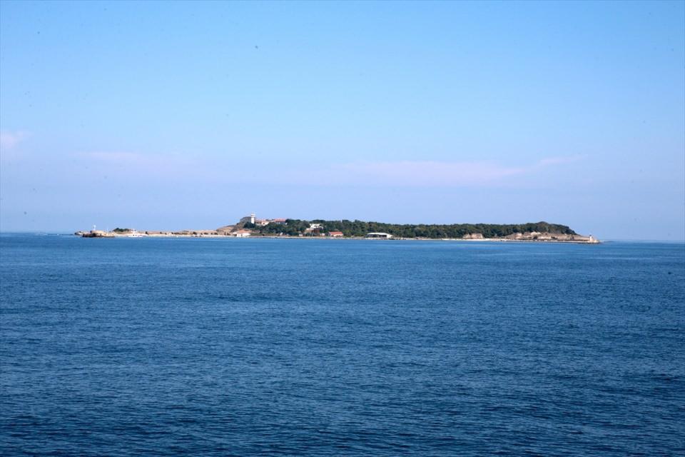 <p>Kocaeli'nin Kandıra ilçesinde 1. derece sit alanı olarak tescillenen, Helenistik, Roma ve Bizans döneminden kalma mimari kalıntıların bulunduğu Kefken Adası, turizme açılmayı bekliyor. </p>