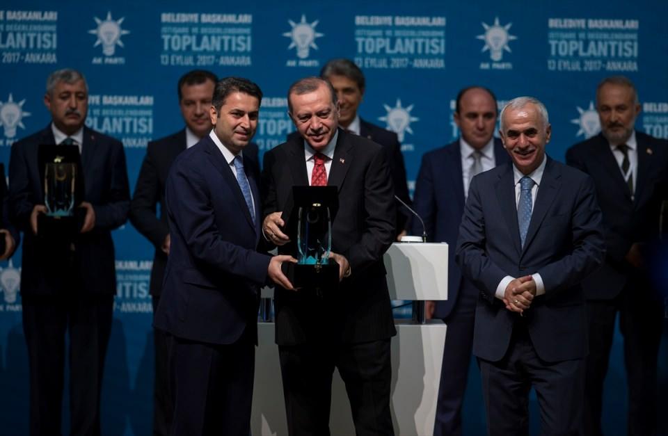 <p>Tokat Belediye Başkanı Eyüp Eroğlu ödül aldı.</p>