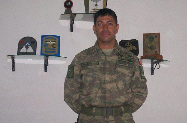 <p>ONU, TABUR KOMUTANI VURDU:<br />
Karargâh’ın kapısına yaklaşmıştık ki 2 el silah sesi geldi. Herkes panikledi. Ben ve birkaç arkadaşım havaya ateş ettik. Bir kişi (Halisdemir) koşuyordu. O kişiyi, tabur komutanının (Şahin) vurduğunu gördüm. Bayağı bir sıktı. Kaçanın o an kim olduğunu bilmiyordum. Birisi yere düşmüştü birisi de koşuyordu. Önümüzde yatanın tugay komutanı olduğunu sıhhiyeci gelince anladık. Tugay komutanını içeri taşıdık. Bir yüzbaşı vurulan şahsın (Halisdemir) yanına gitti. Onu sürükleyip kaldırımın üzerine çektik.</p>