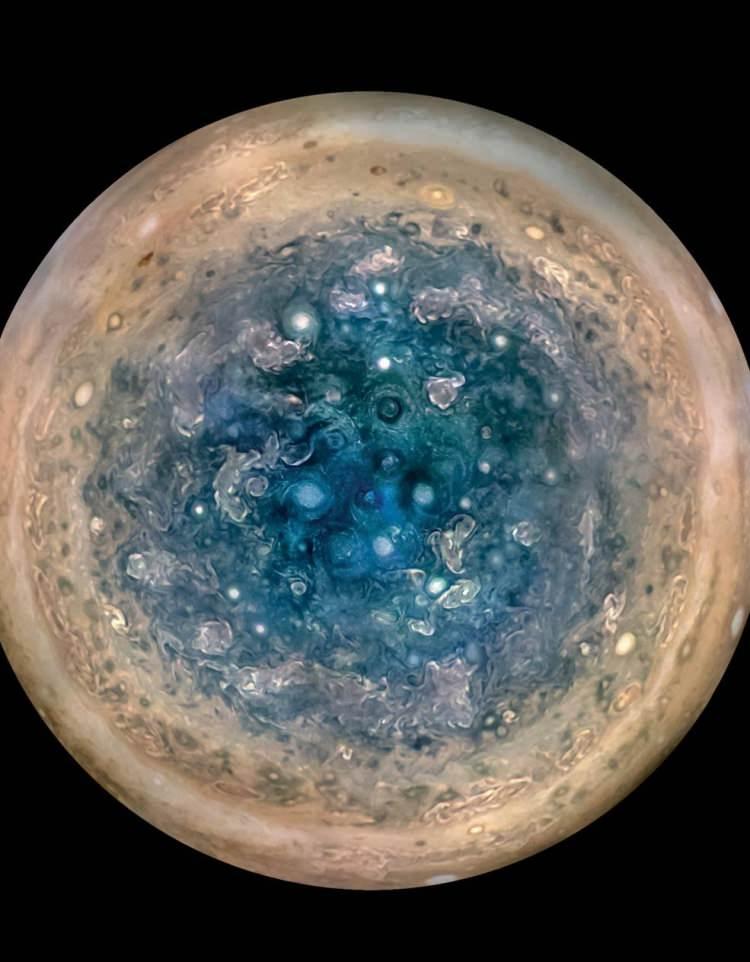 <p>Amerikan Havacılık ve Uzay Dairesinin (NASA) Jüpiter keşif uydusu Juno, gezegenin ilk kez yakından gözlenen kutup bölgelerinde dev kasırgaların oluştuğunu ortaya çıkardı.</p>
