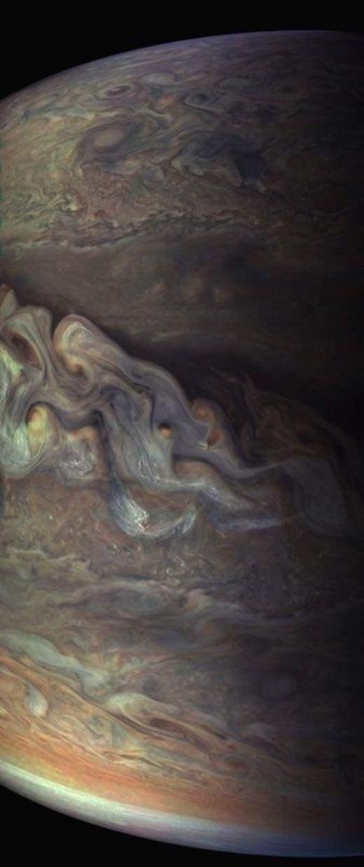 <p>NASA, Juno'nun geçen yılın sonunda Jüpiter'in kutup yörüngesinde başladığı keşif faaliyetinin ilk görüntülerini yayınladı.</p>

<p>Görüntülerde gezegenin kutuplarında, statik hava akımlarının hakim olduğu ekvator bölgesinin aksine yoğun türbülans olduğu görülüyor.</p>
