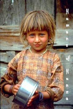 <p>Zor şartlarda yapılan yolun inşaatında ölen işçi sayısı 1010. Günümüzde Hunzakutların vadideki yerleşim yerleri olan Ganiş köyü, Aliabad ve Kerimabad ile Gilgit arasında otobüs ve minibüsler işlemektedir. Gilgit’teki havaalanına iç hat seferleri yapılmaktadır. Tarlalar veraset yoluyla bölündüğü ve vadi artan nüfusu besleyemediğinden genç  Hunzakutlar artık gurbette çalışmakta ve ailelerine para göndermekteler.</p>
