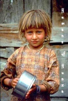 <p>Zor şartlarda yapılan yolun inşaatında ölen işçi sayısı 1010. Günümüzde Hunzakutların vadideki yerleşim yerleri olan Ganiş köyü, Aliabad ve Kerimabad ile Gilgit arasında otobüs ve minibüsler işlemektedir. Gilgit’teki havaalanına iç hat seferleri yapılmaktadır. Tarlalar veraset yoluyla bölündüğü ve vadi artan nüfusu besleyemediğinden genç Hunzakutlar artık gurbette çalışmakta ve ailelerine para göndermekteler.</p>