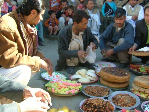 <p> Ebeveynler eş adayını Hunza aşiretlerden birinden seçiyor (akraba evliliği kesinlikle yasak) ancak çocuğun bu seçimi kabul etmeme hakkı var. Boşanma olayı çok nadir.</p>