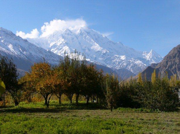 <p>Makedonyalı Büyük İskender’in torunları olduklarını iddia eden Hunza Prensi Gazanfar Ali Han ve Prensesi Rani Atikan 2008 yılında anavatanları olduğunu iddia ettikleri Makedonya’ya yaptıkları ziyarette Makedonya Başbakanı Gruevski tarafından Büyük İskender’in askerleri şeklinde giyinmiş şeref kıtası ile karşılandılar.</p>
