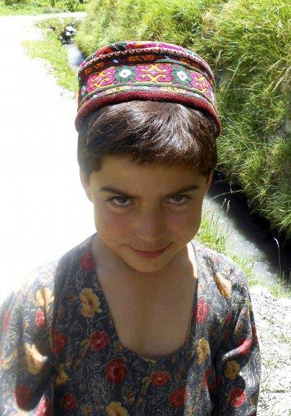 <p>Hunza’daki “Hun” öneki onların kökeninin Hunlara dayandığının göstergesi olabilir. Bir tarafta Hunza, Buroşo dilinde “OK” demek, diğer tarafta Türklerin en büyük boyları Oğuz’un aslı “OK UZ”. <strong>Türk boyları ve Türklerle genetik bağları var.</strong></p>