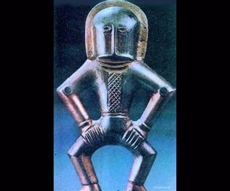 <p><strong>Ünlü "Kiev Kozmonotu"</strong></p>
<p>Bu heykelcik Avrupa'da bulunan " uzay adamı " özelliklerini gösteren tek buluntudur. Yaşı çok eskidir.</p>